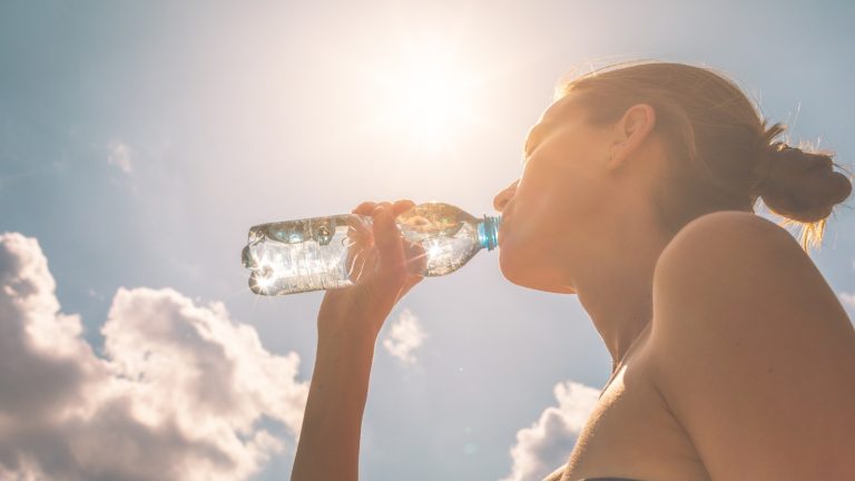 Lee nuestro blog de Farmacias Roma: Hidratación en Verano: ¿Agua o Suero Oral?